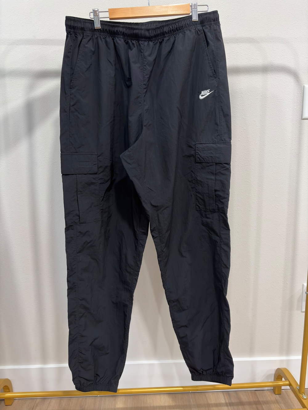 The Nike Club Woven Cargo Pants, functional design with multiple Pockets
